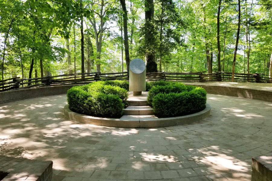 slave memorial at Mount Vernon